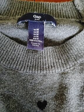 GAP Women's Gray Crewneck Sweater with Heart Detail (380)